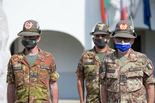 Il comandante delle Truppe alpine, generale Claudio Berto, con il comandante della Brigata Julia, generale Alberto Vezzoli, durante la cerimonia di saluto per la partenza degli alpini in Afghanistan - Udine, 16 luglio 2020